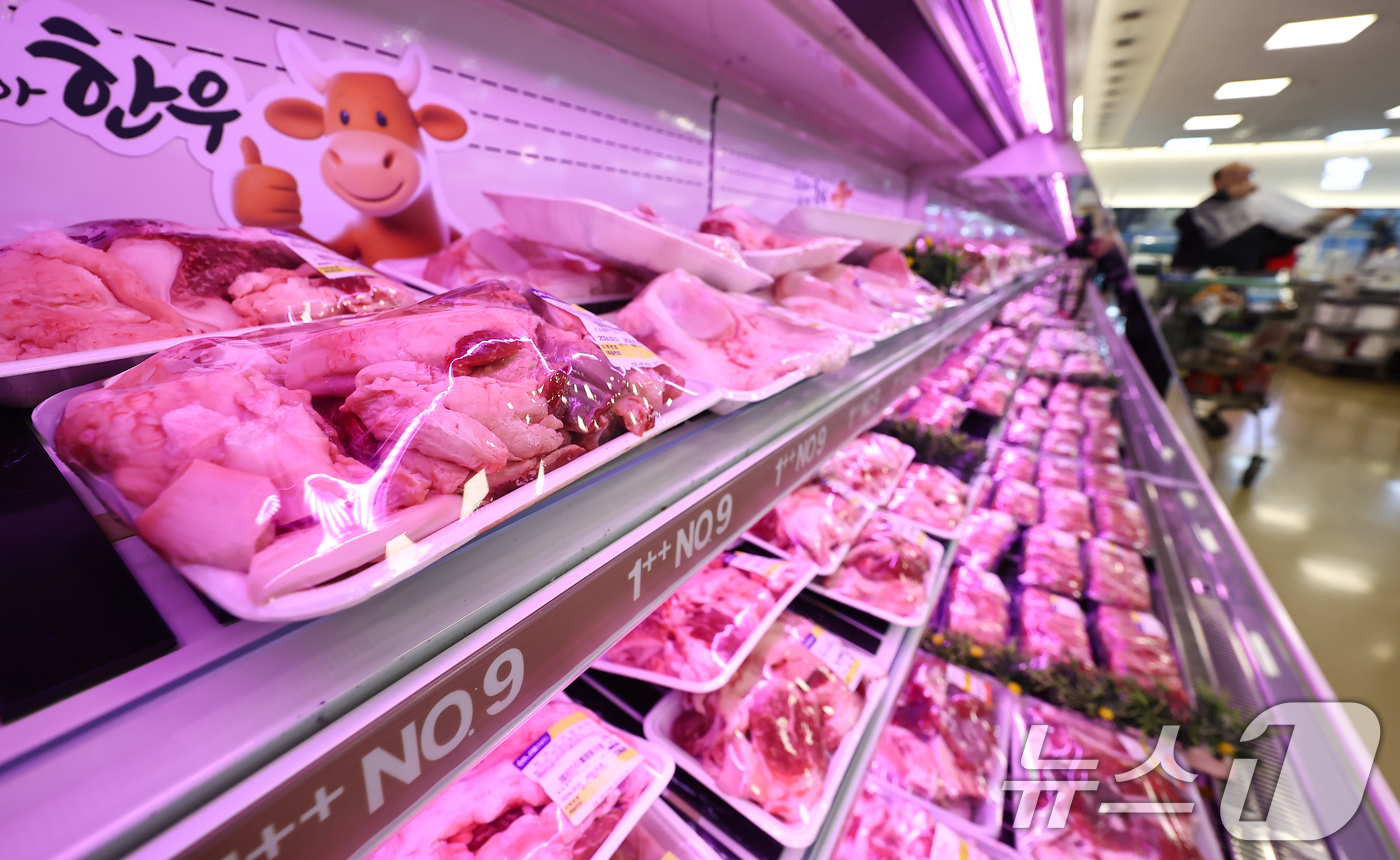 (서울=뉴스1) 김도우 기자 = 농림축산식품부는 설을 맞아 2일부터 15일까지 농축협 하나로마트, 대형마트 및 주요 온라인몰 등에서 '소(牛)프라이즈 대한민국 한우고기 할인행사'를 …