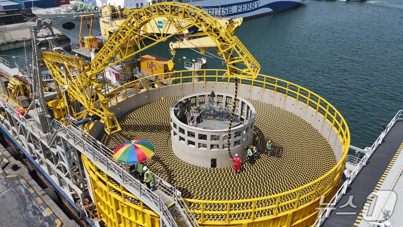 본문 이미지 - LS전선 동해 공장에서 생산된 해저케이블이 포설선에 선적되고 있는 모습. (사진제공 = LS) 