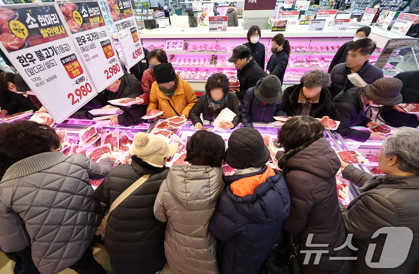 (서울=뉴스1) 김도우 기자 = 2일 서울 서초구 하나로마트 양재점에서 시민들이 한우 할인 상품을 구매하고 있다.농림축산식품부는 설을 맞아 2일부터 15일까지 농축협 하나로마트, …