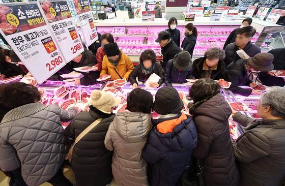 한우 구매하는 시민들