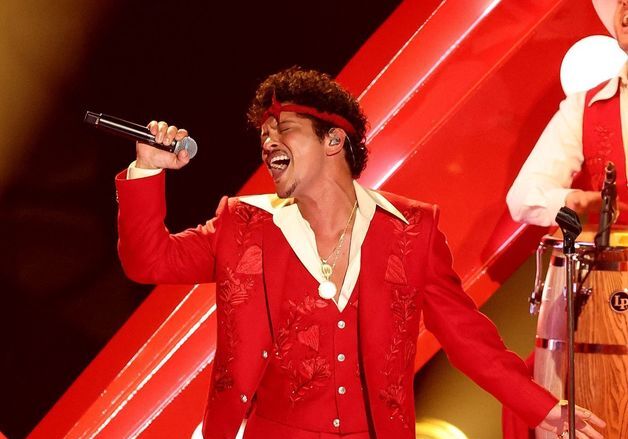 로제도 춤추게 한 브루노 마스…경쾌한 라이브 퍼포먼스 [68회 그래미]