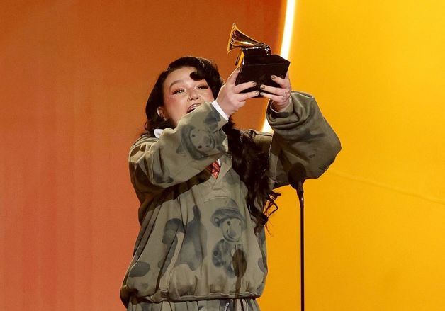 롤라 영, 가가·비버 제치고 '팝 솔로 퍼포먼스상'…감격 [68회 그래미]