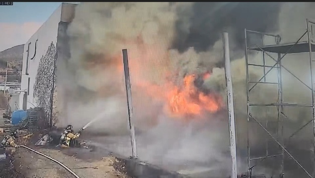 여수서 폐공장 철거하다 화재…소방 진화 중