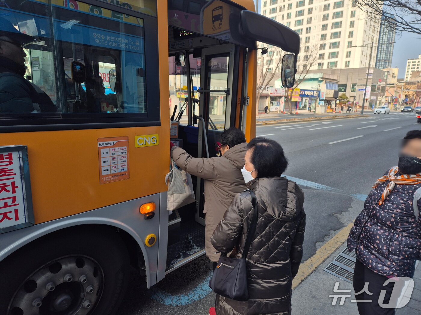본문 이미지 - 2일 오전 10시께 울산 남구 신정시장 버스정류장에서 노인 3명이 시내버스 734번에 오르고 있다.2026.2.2/뉴스1ⓒ 뉴스1 박정현 기자