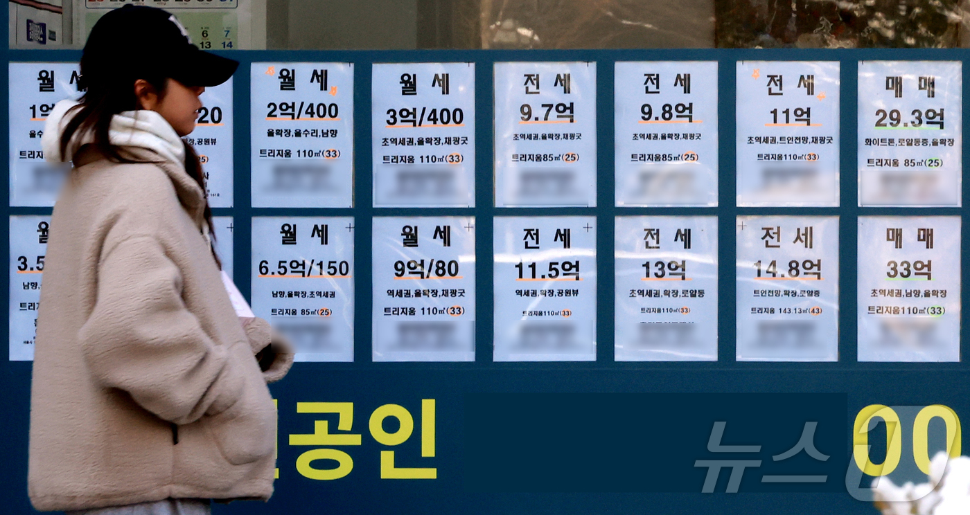 (서울=뉴스1) 이호윤 기자 = 2일 KB부동산에 따르면 지난 1월 전용면적 60제곱미터 초과~85제곱미터 이하 한강 이남 11개구 아파트 평균가는 18억269만원으로 집계됐다. …