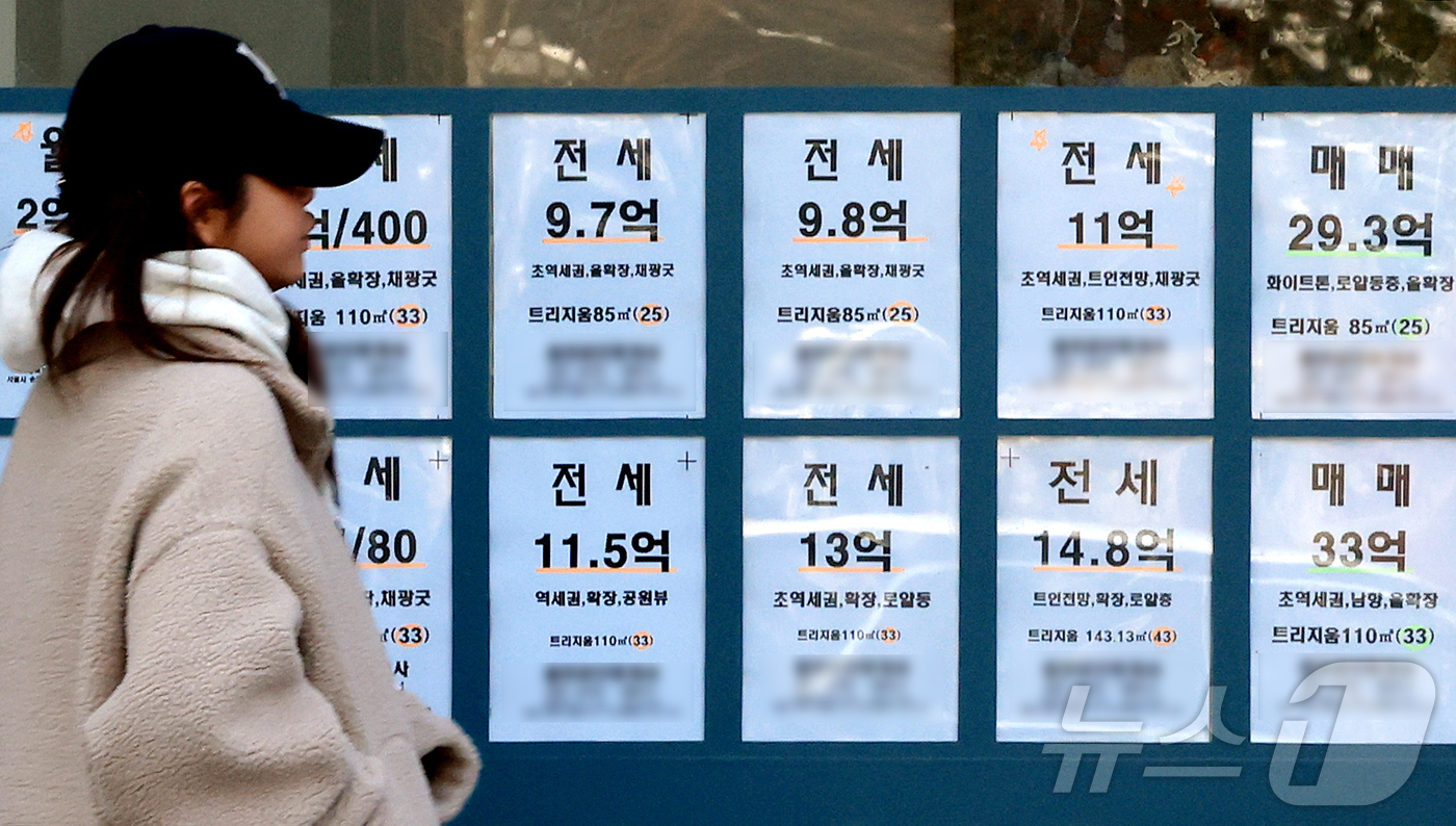 (서울=뉴스1) 이호윤 기자 = 2일 KB부동산에 따르면 지난 1월 전용면적 60제곱미터 초과~85제곱미터 이하 한강 이남 11개구 아파트 평균가는 18억269만원으로 집계됐다. …