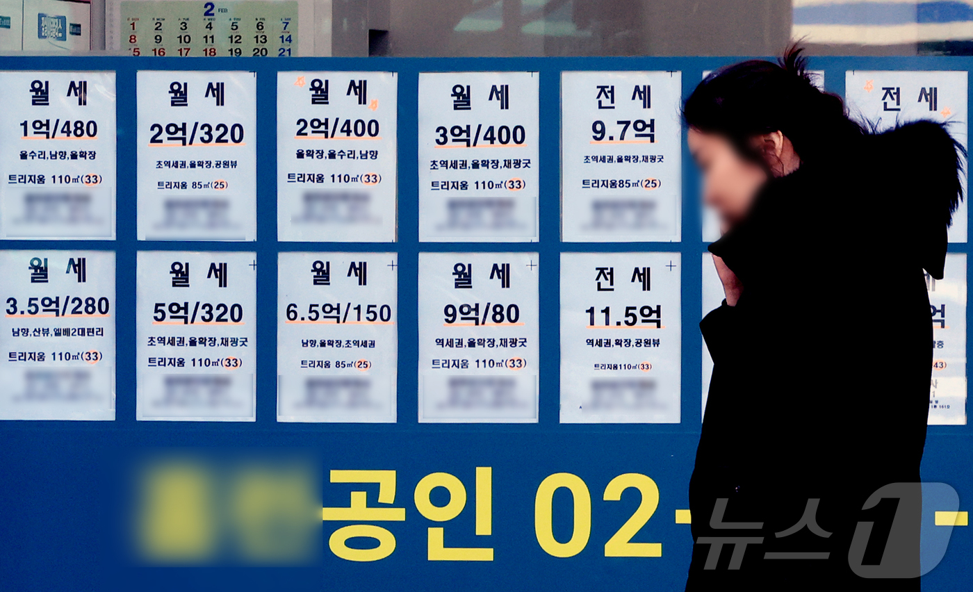 (서울=뉴스1) 이호윤 기자 = 2일 KB부동산에 따르면 지난 1월 전용면적 60제곱미터 초과~85제곱미터 이하 한강 이남 11개구 아파트 평균가는 18억269만원으로 집계됐다. …