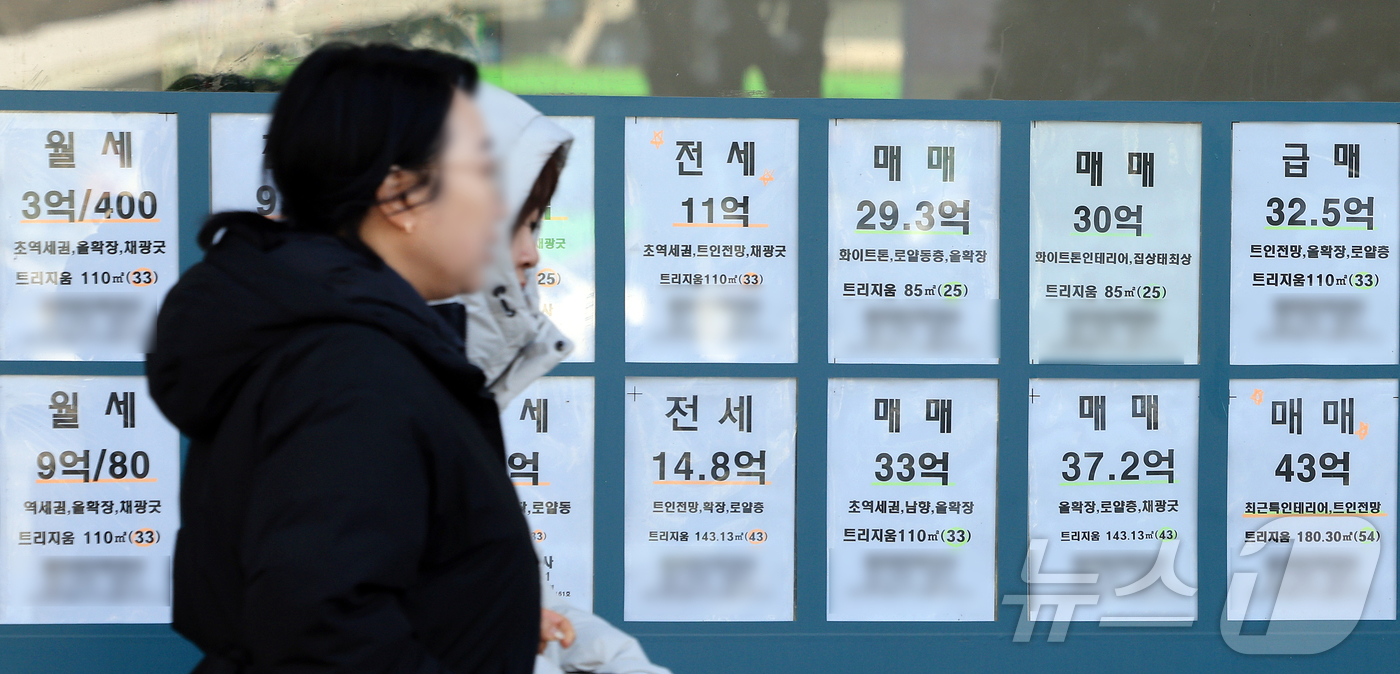 (서울=뉴스1) 이호윤 기자 = 2일 KB부동산에 따르면 지난 1월 전용면적 60제곱미터 초과~85제곱미터 이하 한강 이남 11개구 아파트 평균가는 18억269만원으로 집계됐다. …