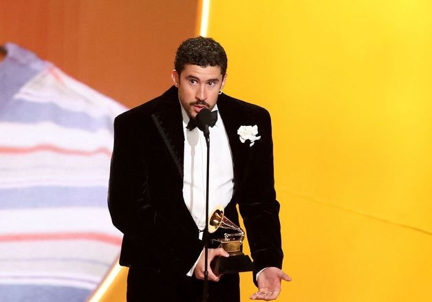 배드 버니, '올해의 앨범' 수상에 울먹 "조국 떠나야했던 이들에 상 바친다"