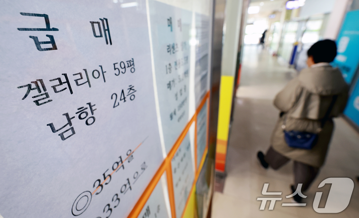 (서울=뉴스1) 이호윤 기자 = 이재명 대통령이 연일 SNS를 통해서 부동산 정책과 관련한 강경한 메시지들을 내놓고 있는 2일 서울 송파구 한 공인중개사 사무실에 아파트 급매 전단 …