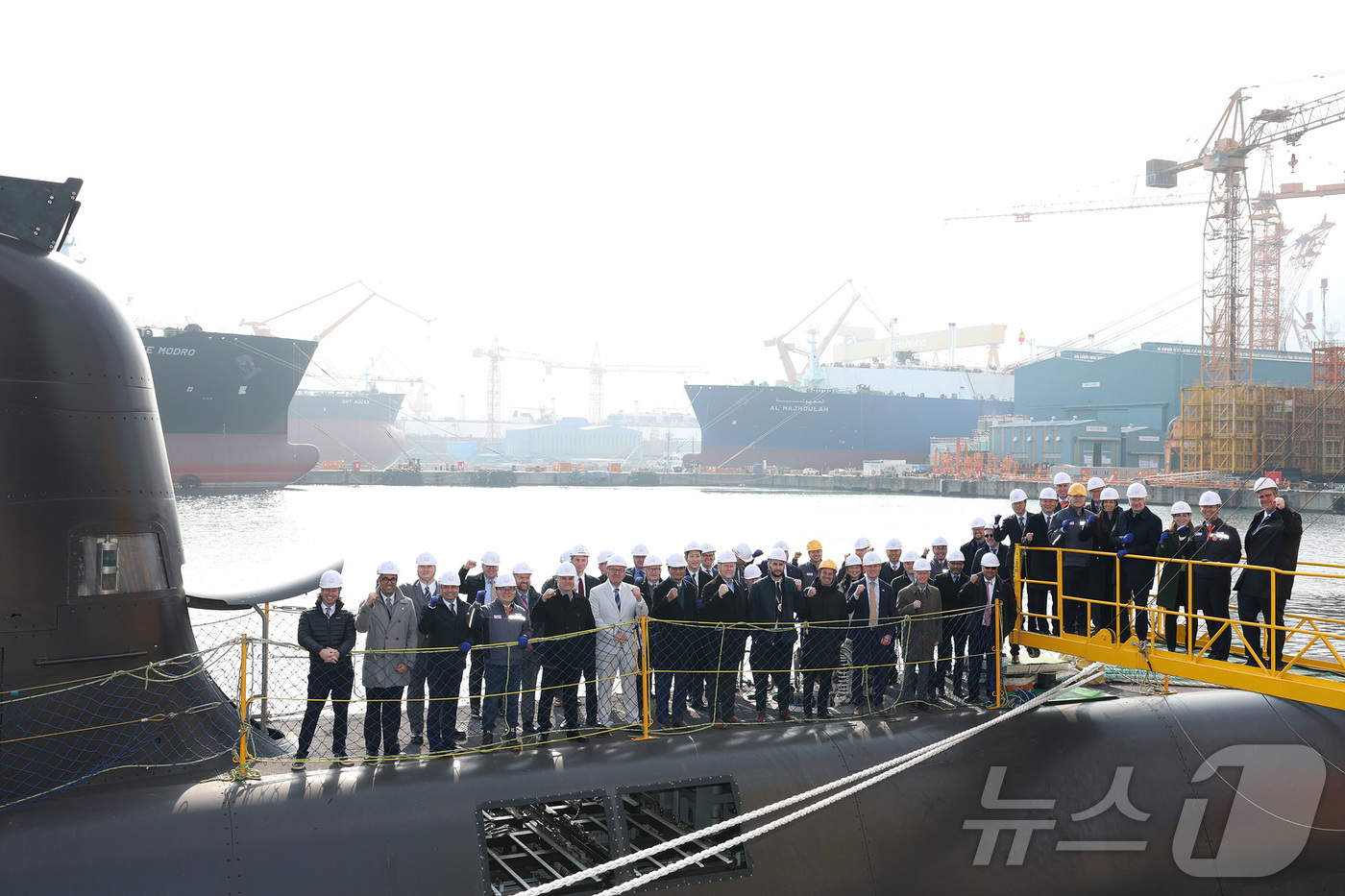 (서울=뉴스1) = 스티븐 퓨어 캐나다 국방조달 특임장관이 2일 한화오션 거제사업장에서 캐나다 CPSP 사업에 제안한 장영실함에 승함을 하고 있다. (한화오션 제공. 재판매 및 D …