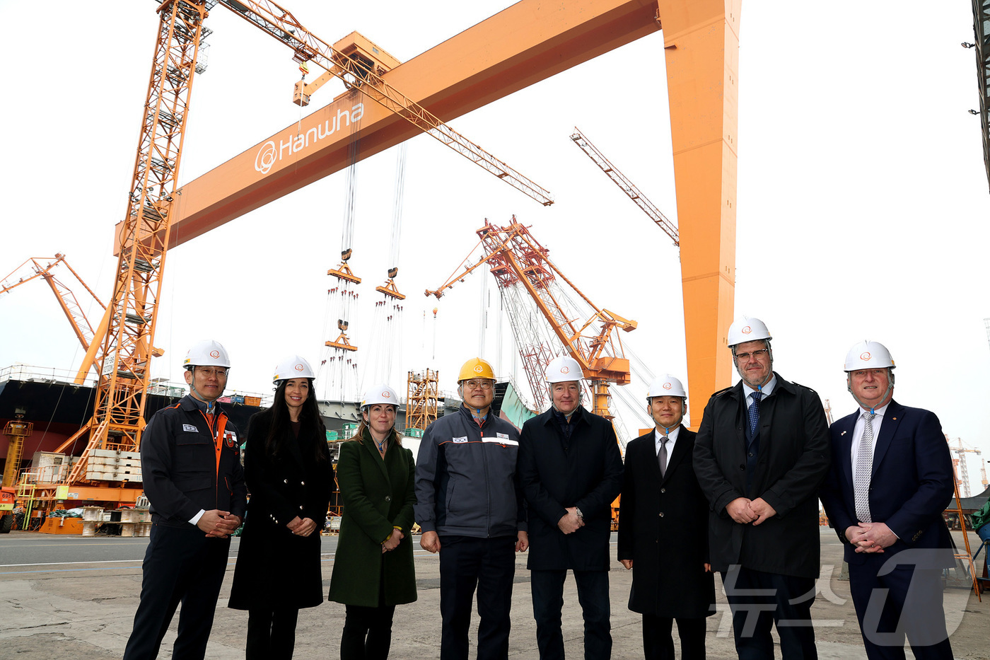 (서울=뉴스1) = 스티븐 퓨어 캐나다 국방조달 특임장관(왼쪽 다섯 번째)이 2일 한화오션 거제사업장을 방문해 이두희 국방부 차관(왼쪽 여섯 번째)과 김희철 한화오션 대표(왼쪽 네 …