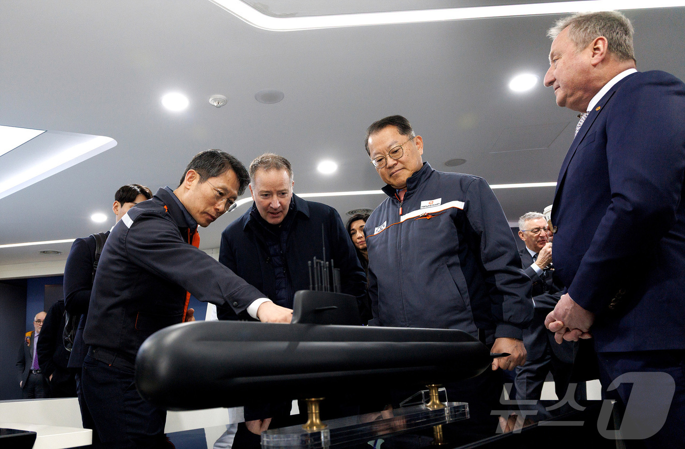 (서울=뉴스1) = 스티븐 퓨어 캐나다 국방조달 특임장관(왼쪽 두 번째)이 2일 한화오션 거제사업장을 방문해 관계자로부터 CPSP 사업에 제안한 장영실함 모형에 대한 설명을 듣고 …