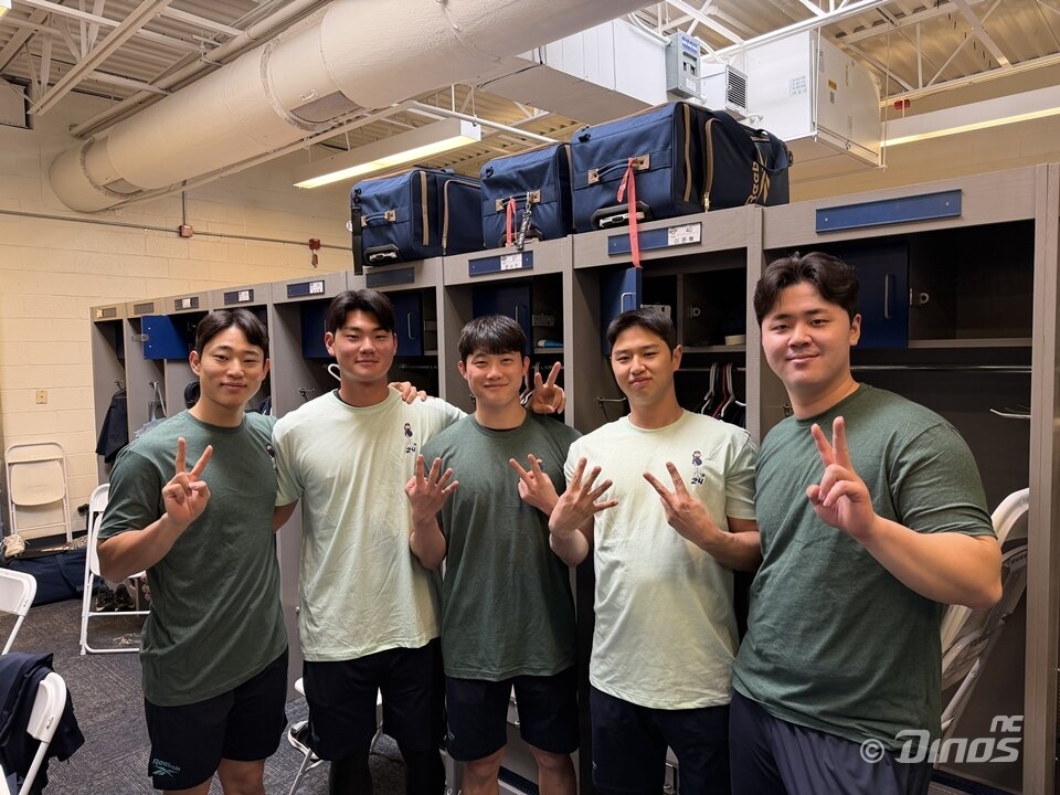 본문 이미지 - 데이비슨 티셔츠를 입은 김한별, 김주원, 최정원, 오태양, 김형준 선수(왼쪽부터) (NC 다이노스 제공)