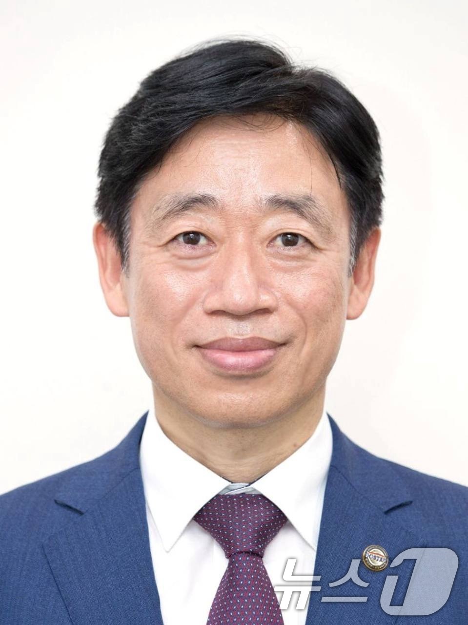 (서울=뉴스1) 이재명 기자 = 이재명 대통령이 2일 우주항공청 청장에 오태석 한국과학기술기획평가원 원장을 임명했다. (청와대 제공. 재판매 및 DB 금지) 2026.2.2/뉴스1 …