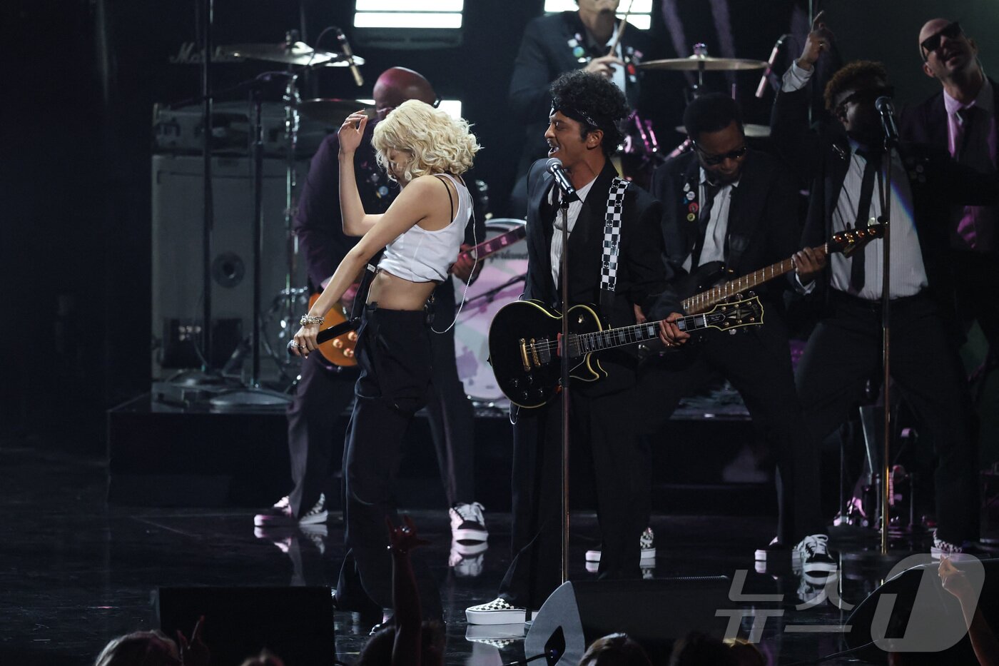 본문 이미지 - 그룹 블랙핑크의 멤버인 가수 로제가 1일(현지시간) 미국 로스앤젤레스 크립토닷컴 아레나에서 열린 제68회 그래미 시상식에서 팝스타 브루노 마스와 히트곡 '아파트'를 오프닝 공연으로 선보이고 있다.   ⓒ 로이터=뉴스1
