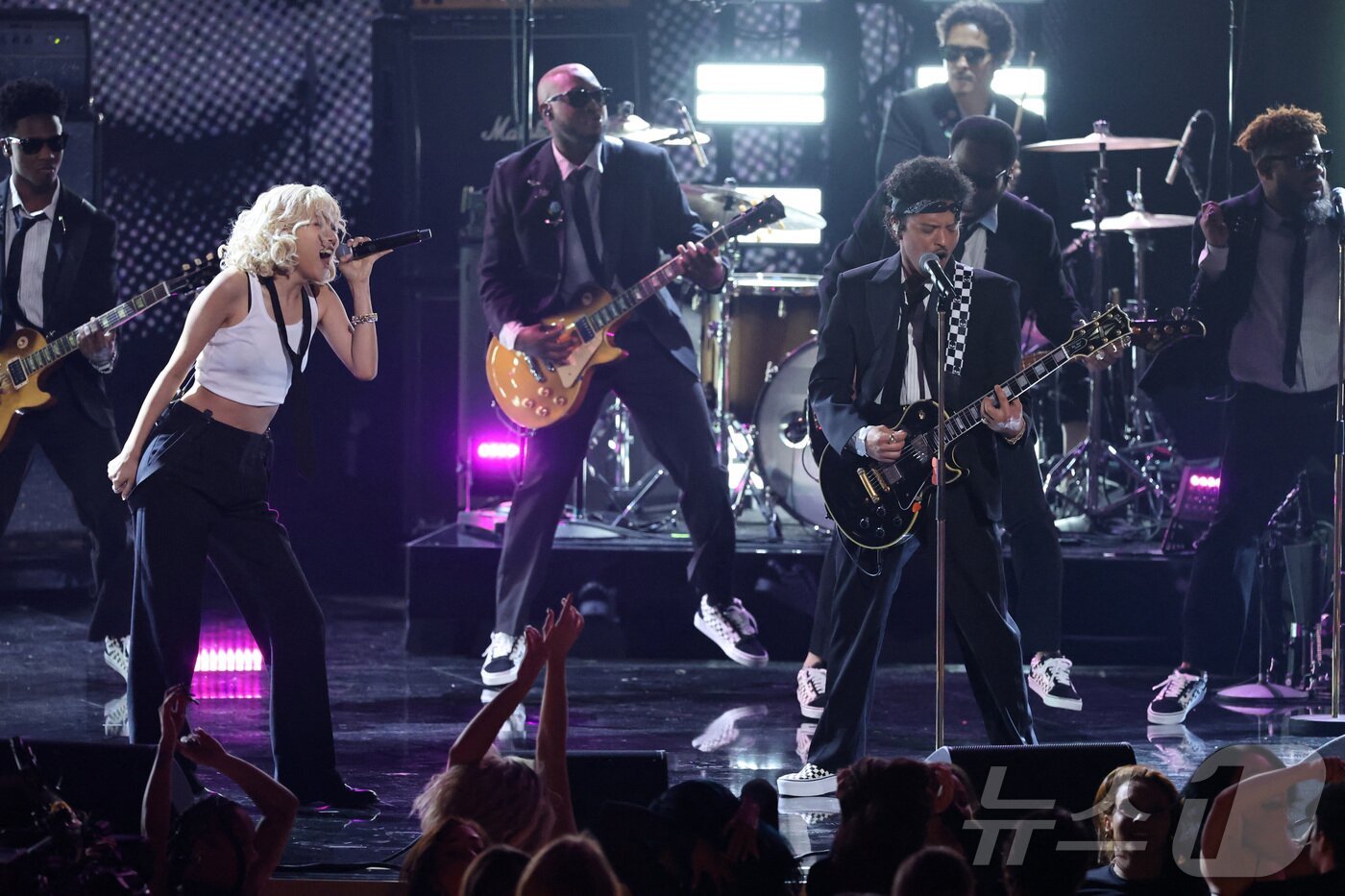 본문 이미지 - 그룹 블랙핑크의 멤버인 가수 로제가 1일(현지시간) 미국 로스앤젤레스 크립토닷컴 아레나에서 열린 제68회 그래미 시상식에서 팝스타 브루노 마스와 히트곡 '아파트'를 오프닝 공연으로 선보이고 있다.  ⓒ 로이터=뉴스1