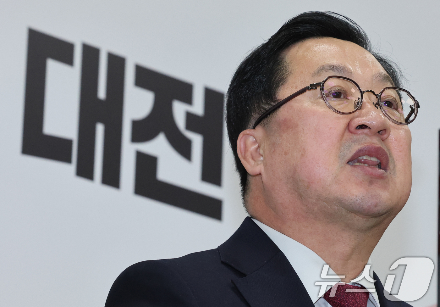 (대전=뉴스1) 김기태 기자 = 이장우 대전시장이 2일 시청 브리핑실에서 기자회견을 열고 대전·충남 행정통합 입장을 밝히고 있다.  2026.2.2/뉴스1