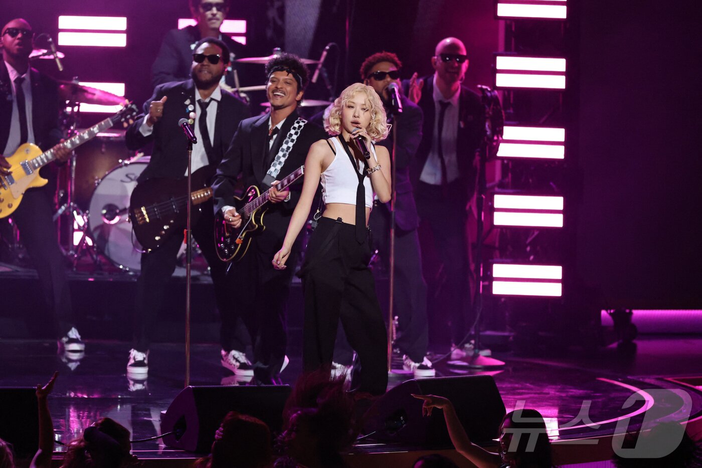 본문 이미지 - 그룹 블랙핑크의 멤버인 가수 로제가 1일(현지시간) 미국 로스앤젤레스 크립토닷컴 아레나에서 열린 제68회 그래미 시상식에서 팝스타 브루노 마스와 히트곡 '아파트'를 오프닝 공연으로 선보이고 있다. ⓒ 로이터=뉴스1