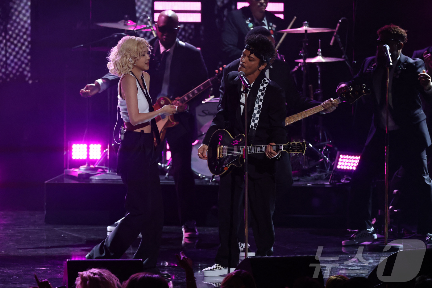 (로이터=뉴스1) = 그룹 블랙핑크의 멤버인 가수 로제가 1일(현지시간) 미국 로스앤젤레스 크립토닷컴 아레나에서 열린 제68회 그래미 어워즈에서 팝스타 브루노 마스와 히트곡 '아파 …