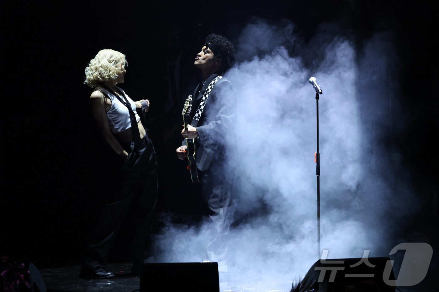 (로이터=뉴스1) = 그룹 블랙핑크의 멤버인 가수 로제가 1일(현지시간) 미국 로스앤젤레스 크립토닷컴 아레나에서 열린 제68회 그래미 어워즈에서 팝스타 브루노 마스와 히트곡 '아파 …