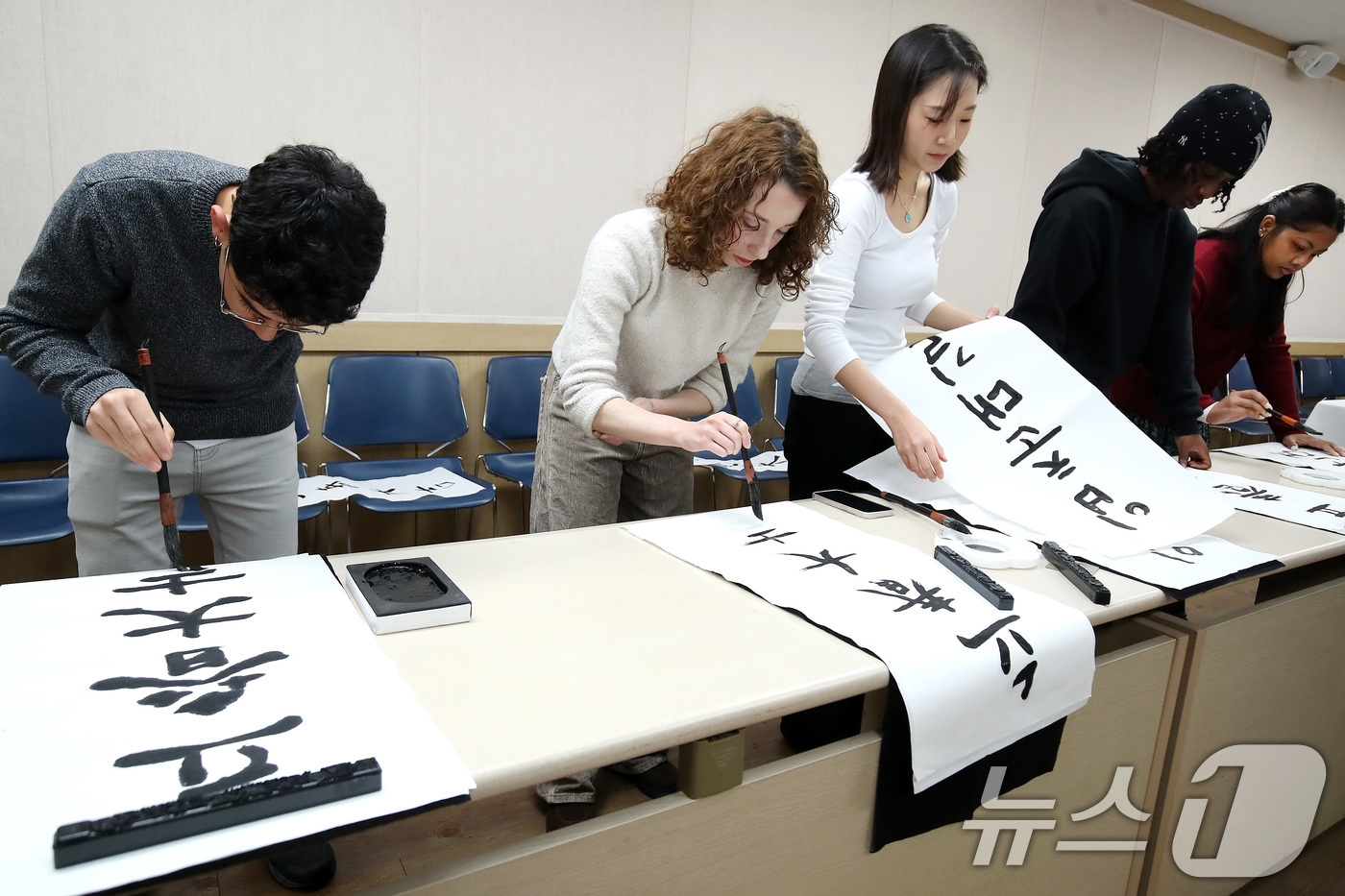 (경산=뉴스1) 공정식 기자 = 봄의 시작을 알리는 절기 입춘(立春)을 이틀 앞두고 눈이 내린 2일 오전 경북 경산시 영남대 박물관에서 한국 전통문화 체험에 참여한 외국인 유학생들 …