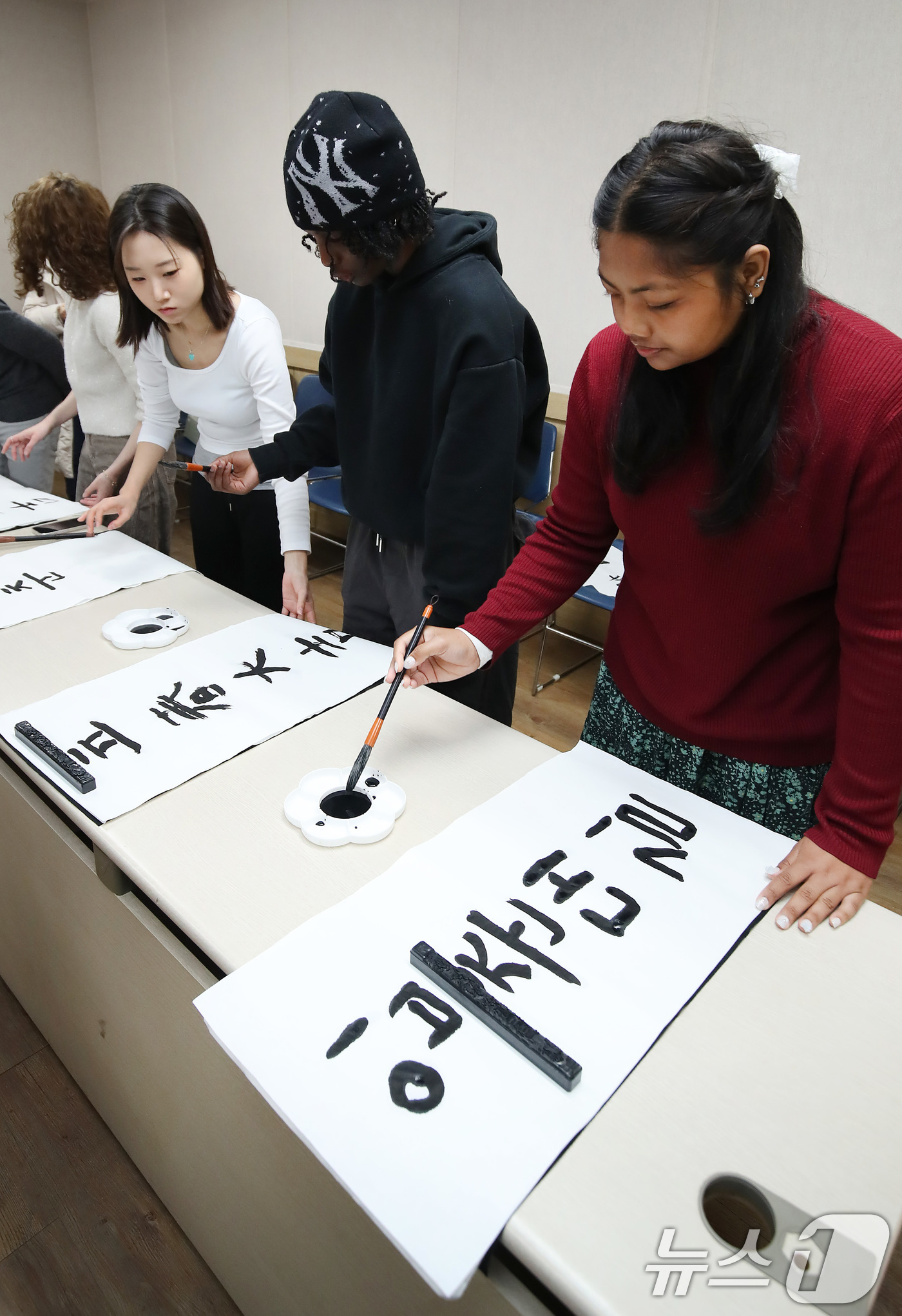 (경산=뉴스1) 공정식 기자 = 봄의 시작을 알리는 절기 입춘(立春)을 이틀 앞두고 눈이 내린 2일 오전 경북 경산시 영남대 박물관에서 한국 전통문화 체험에 참여한 외국인 유학생들 …