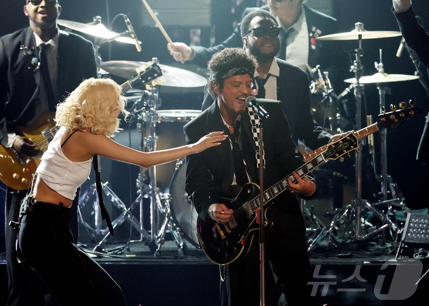 (AFP=뉴스1) = 그룹 블랙핑크의 멤버인 가수 로제가 1일(현지시간) 미국 로스앤젤레스 크립토닷컴 아레나에서 열린 제68회 그래미 어워즈에서 팝스타 브루노 마스와 히트곡 '아파 …