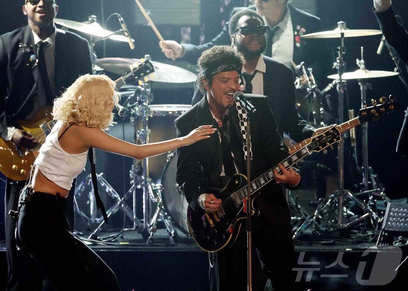 본문 이미지 - 그룹 블랙핑크의 멤버인 가수 로제가 1일(현지시간) 미국 로스앤젤레스 크립토닷컴 아레나에서 열린 제68회 그래미 시상식에서 팝스타 브루노 마스와 히트곡 '아파트'를 오프닝 공연으로 선보이고 있다.  ⓒ AFP=뉴스1