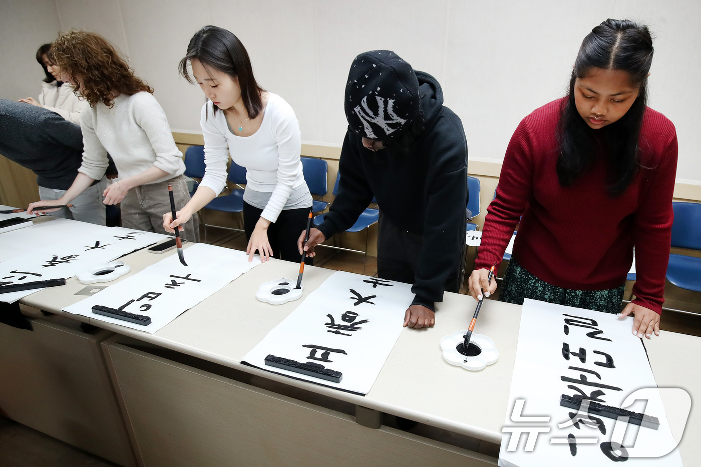 (경산=뉴스1) 공정식 기자 = 봄의 시작을 알리는 절기 입춘(立春)을 이틀 앞두고 눈이 내린 2일 오전 경북 경산시 영남대 박물관에서 한국 전통문화 체험에 참여한 외국인 유학생들 …