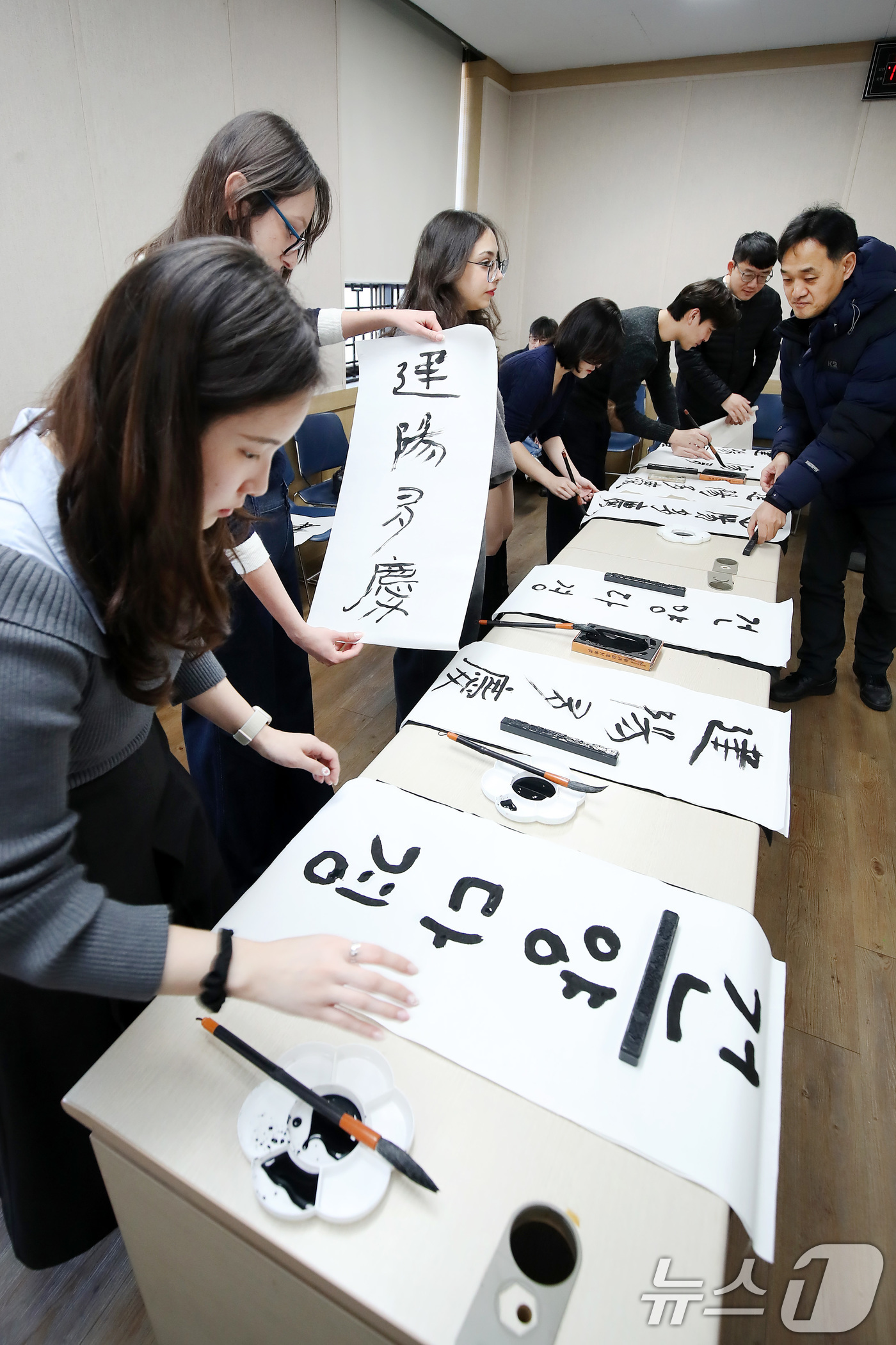 (경산=뉴스1) 공정식 기자 = 봄의 시작을 알리는 절기 입춘(立春)을 이틀 앞두고 눈이 내린 2일 오전 경북 경산시 영남대 박물관에서 한국 전통문화 체험에 참여한 외국인 유학생들 …