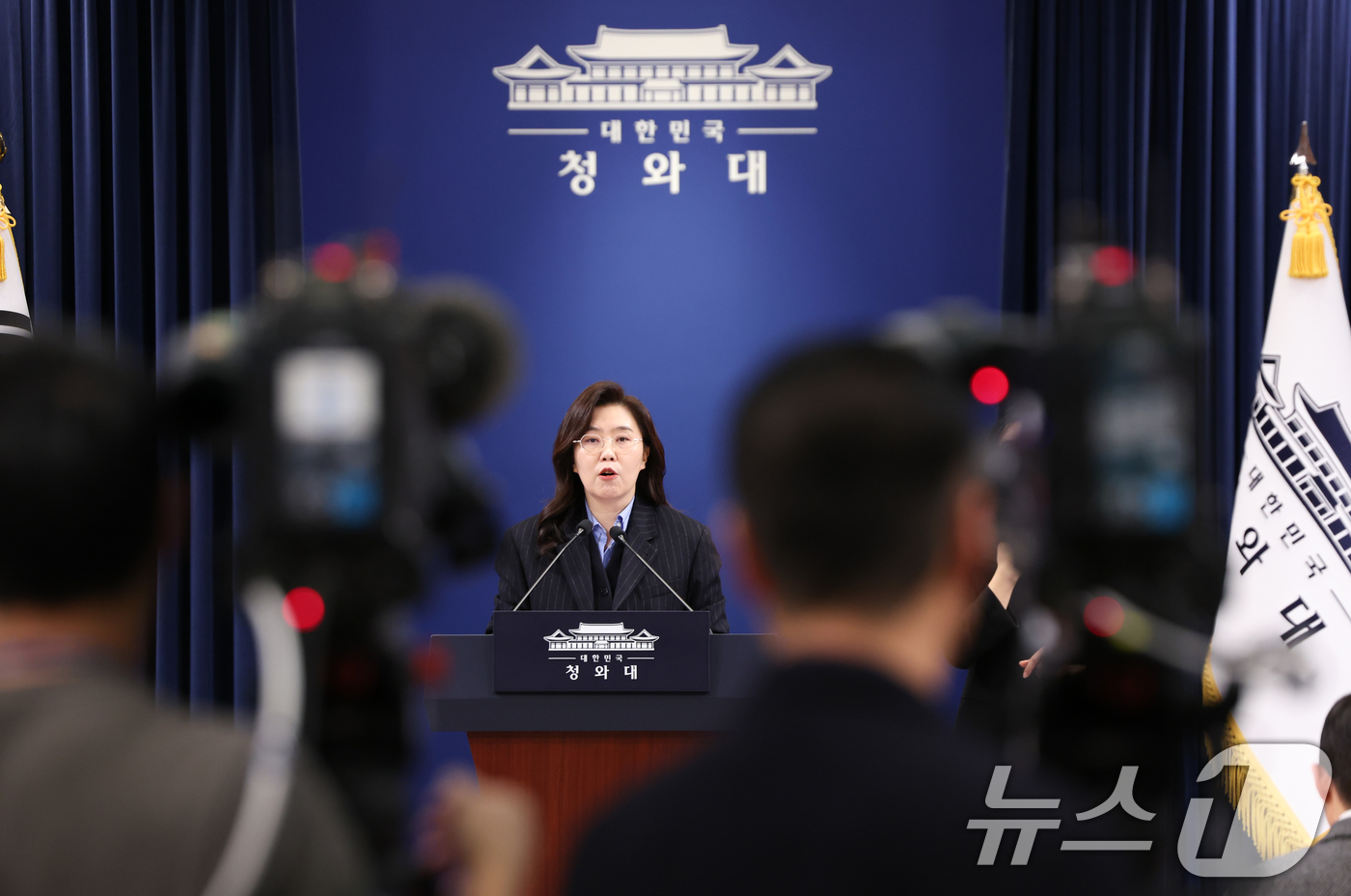 (서울=뉴스1) 허경 기자 = 강유정 대변인이 2일 청와대 춘추관에서 재정경제부 2차관 등 인사 관련 브리핑을 하고 있다. 2026.2.2/뉴스1
