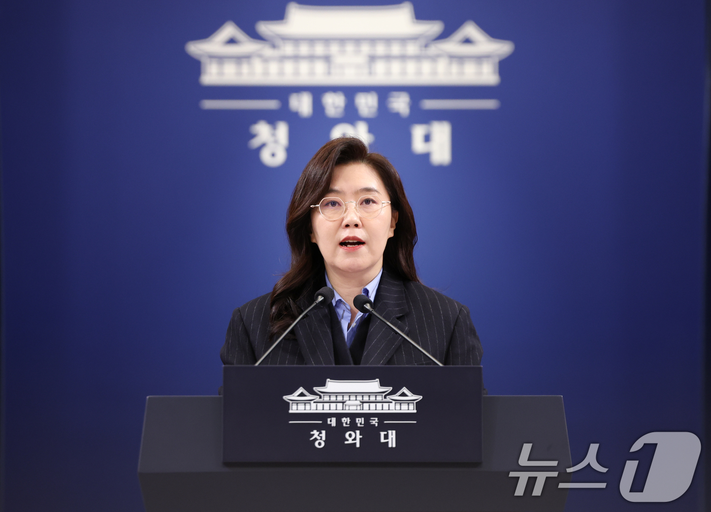 (서울=뉴스1) 허경 기자 = 강유정 대변인이 2일 청와대 춘추관에서 재정경제부 2차관 등 인사 관련 브리핑을 하고 있다. 2026.2.2/뉴스1