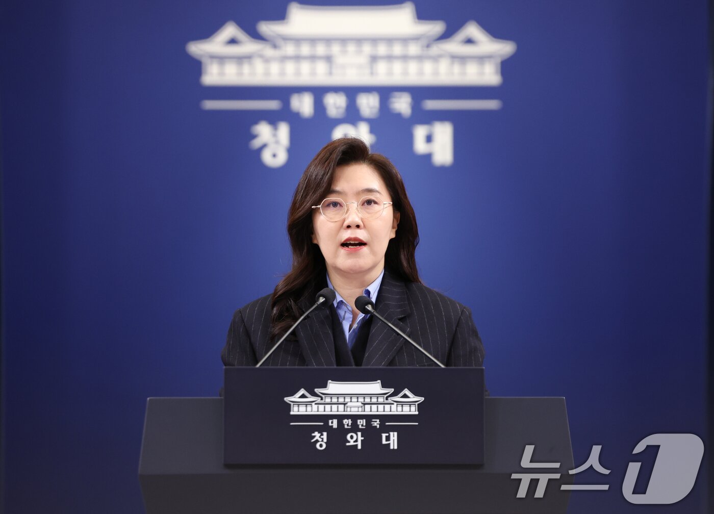 본문 이미지 - 강유정 수석 대변인이 2일 청와대 춘추관에서 재정경제부 2차관 등 인사 관련 브리핑을 하고 있다. 2026.2.2 ⓒ 뉴스1 허경 기자