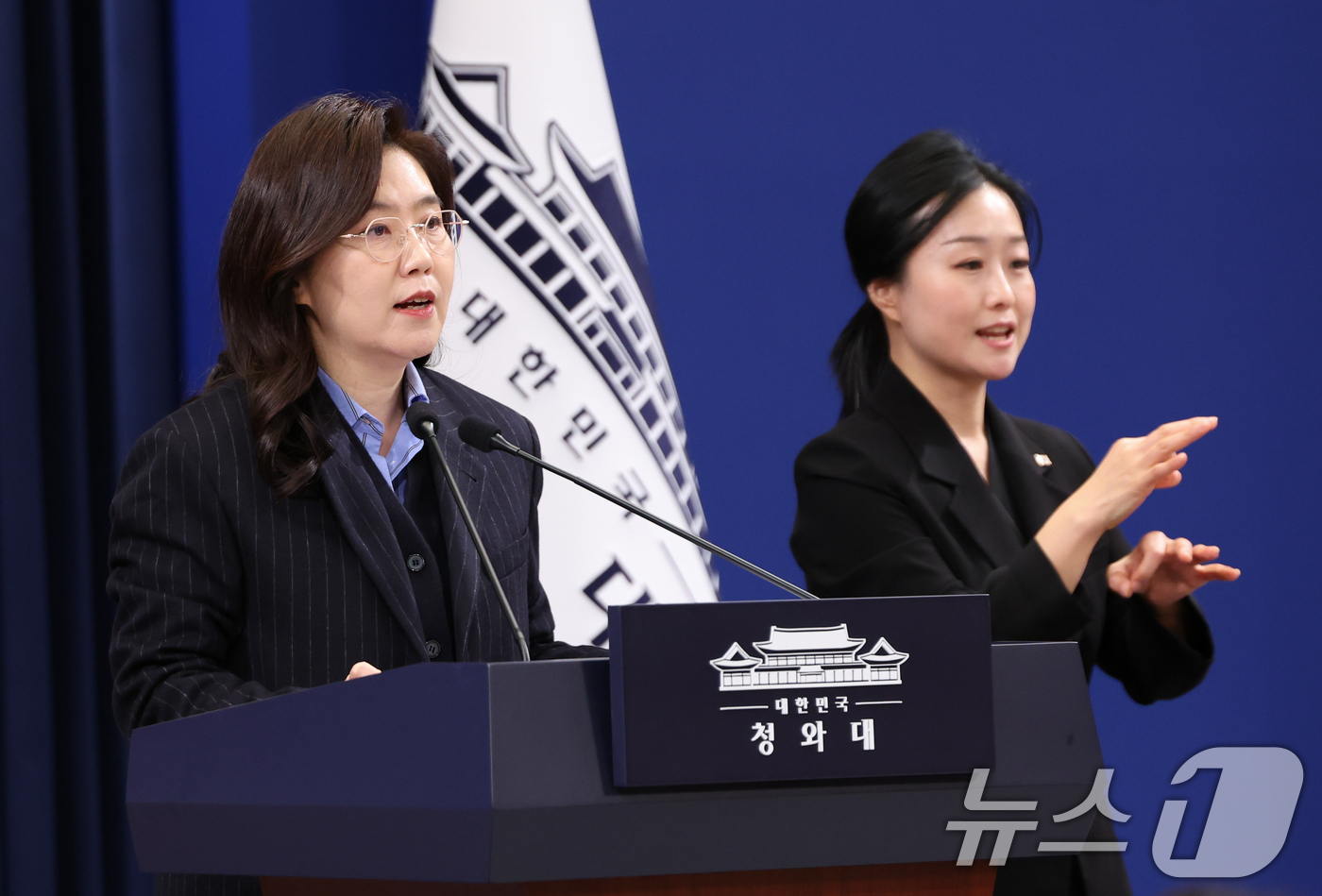 (서울=뉴스1) 허경 기자 = 강유정 대변인이 2일 청와대 춘추관에서 재정경제부 2차관 등 인사 관련 브리핑을 하고 있다. 2026.2.2/뉴스1