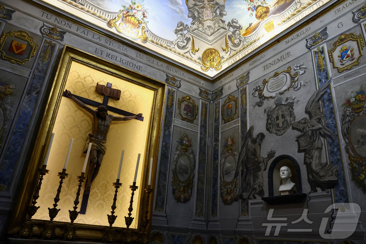 본문 이미지 - 1월 31일(현지시간) 이탈리아 로마의 루치나 산 로렌초 대성당의 천사 프레스코화. 이탈리아 문화부와 천주교 로마 교구는 복원된 천사의 모습이 조르자 멜로니 이탈리아 총리를 닮았다는 논란과 관련해 조사에 작수했다. 2025.01.31. ⓒ 로이터=뉴스1 ⓒ News1 윤다정 기자