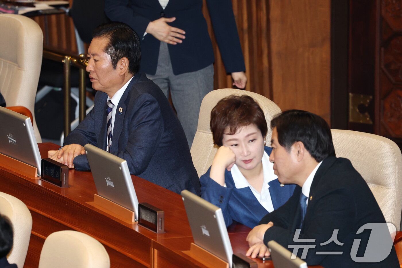 본문 이미지 - 2일 서울 여의도 국회에서 열린 제432회 국회(임시회) 개회식에서 이언주 더불어민주당 최고위원이 황명선 최고위원과 대화하고 있다. 2026.2.2/뉴스1 ⓒ News1 이승배 기자