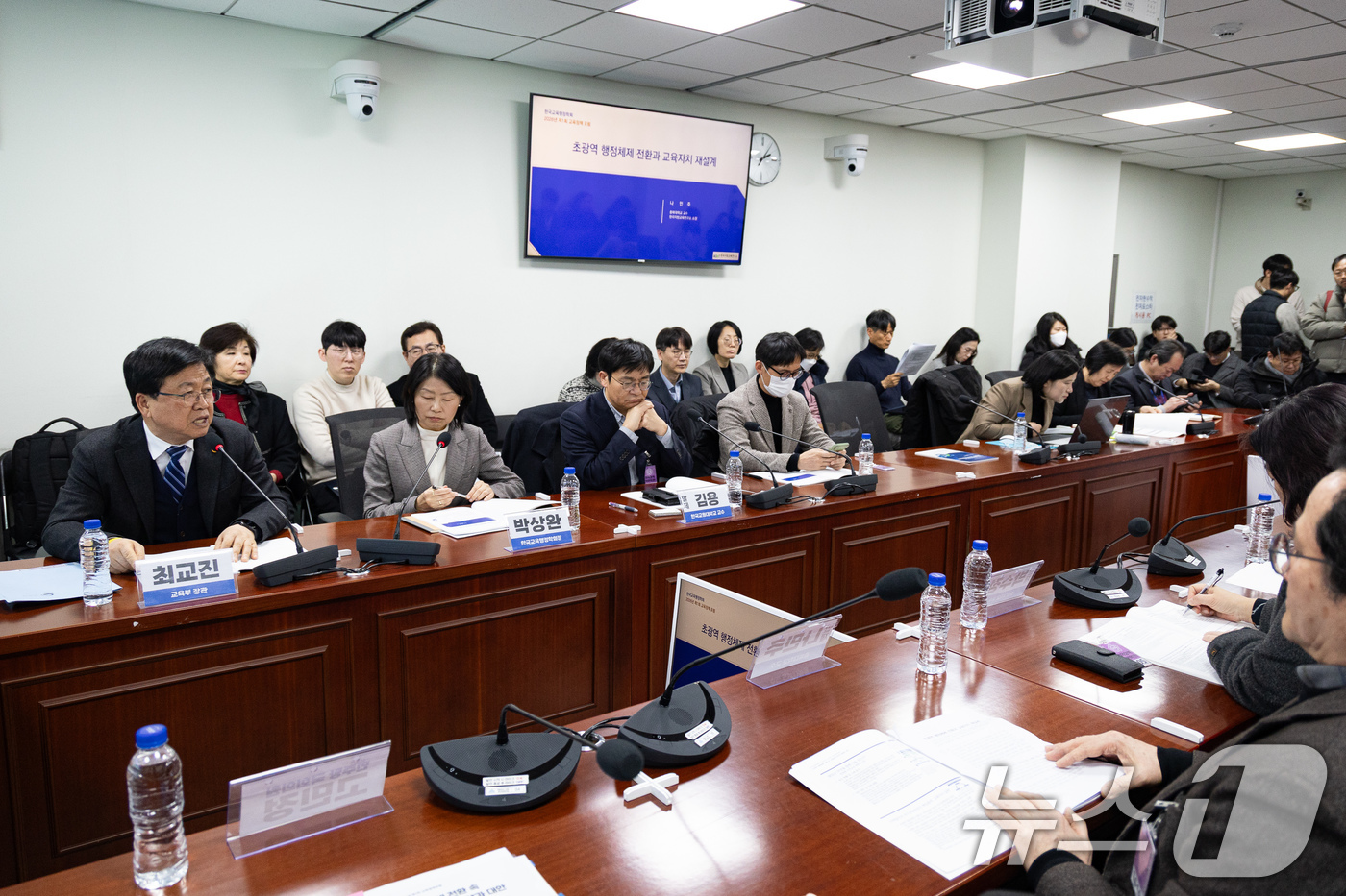 (서울=뉴스1) 유승관 기자 = 최교진 교육부 장관이 2일 서울 여의도 국회 의원회관에서 열린 2026년 제1회 교육정책포럼 '초광역 행정체제 전환 속 교육분권·자치의 방향과 대안 …