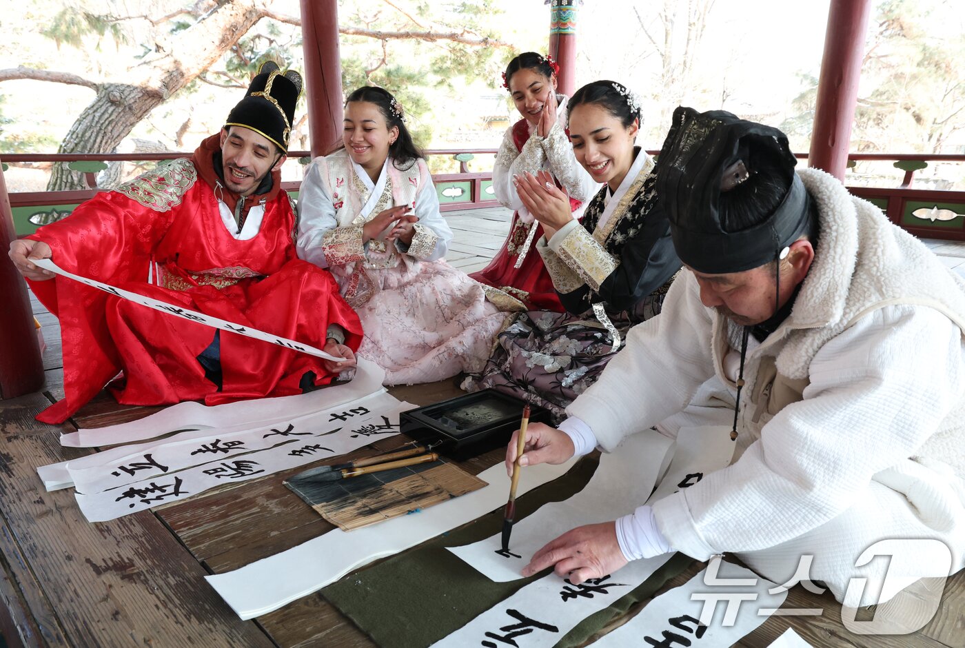 본문 이미지 - 절기상 입춘(立春)을 이틀 앞둔 2일 경기 용인시 기흥구 한국민속촌에서 외국인 관광객들이 입춘첩을 보며 신기해 하고 있다. 2026.2.2/뉴스1 ⓒ News1 김영운 기자