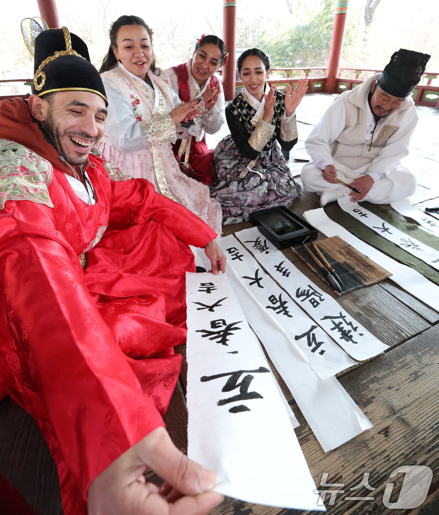 본문 이미지 - 절기상 입춘(立春)을 이틀 앞둔 2일 경기 용인시 기흥구 한국민속촌에서 외국인 관광객들이 입춘첩을 보며 신기해 하고 있다. 2026.2.2/뉴스1 ⓒ News1 김영운 기자