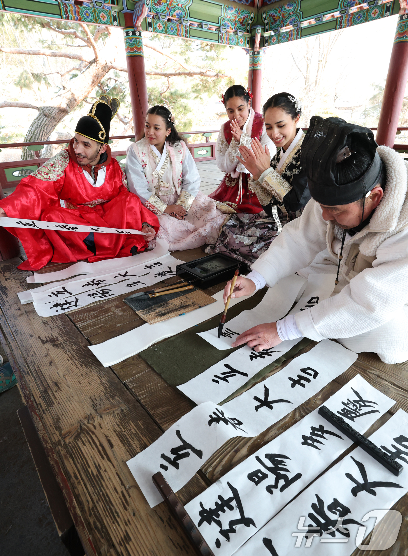 (용인=뉴스1) 김영운 기자 = 절기상 입춘(立春)을 이틀 앞둔 2일 경기 용인시 기흥구 한국민속촌에서 외국인 관광객들이 입춘첩을 보며 신기해 하고 있다. 2026.2.2/뉴스1