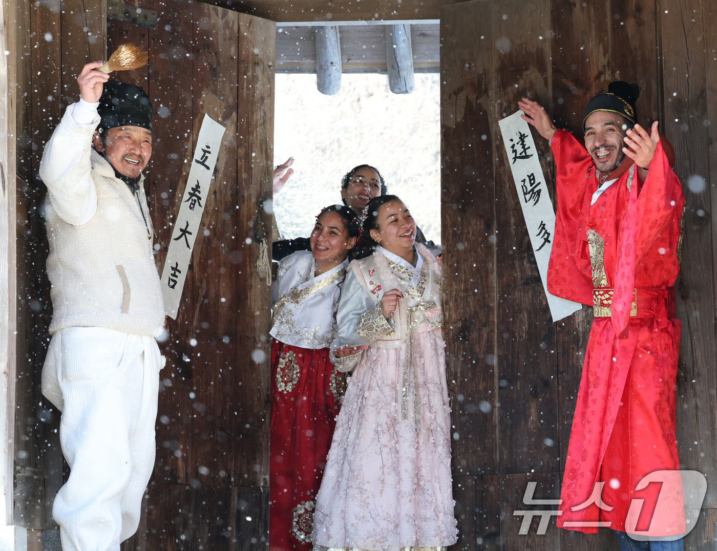 (용인=뉴스1) 김영운 기자 = 절기상 입춘(立春)을 이틀 앞둔 2일 경기 용인시 기흥구 한국민속촌에서 외국인 관광객들이 입춘첩을 보며 신기해 하고 있다. 2026.2.2/뉴스1