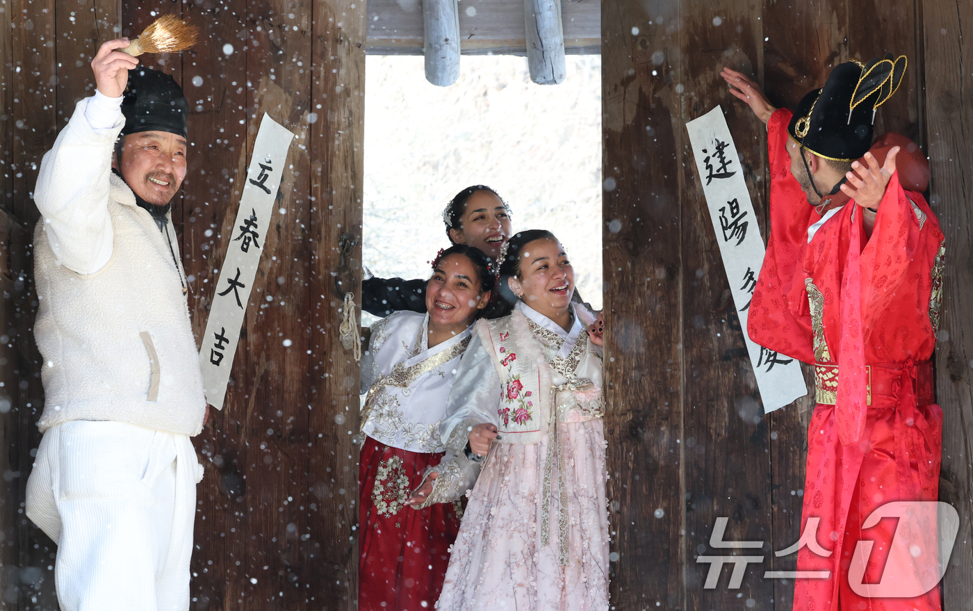 (용인=뉴스1) 김영운 기자 = 절기상 입춘(立春)을 이틀 앞둔 2일 경기 용인시 기흥구 한국민속촌에서 외국인 관광객들이 입춘첩을 보며 신기해 하고 있다. 2026.2.2/뉴스1