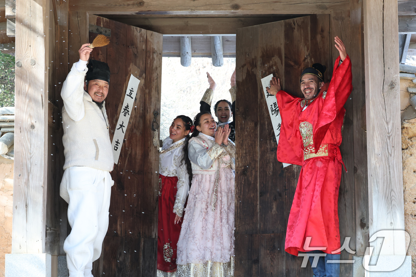 (용인=뉴스1) 김영운 기자 = 절기상 입춘(立春)을 이틀 앞둔 2일 경기 용인시 기흥구 한국민속촌에서 외국인 관광객들이 입춘첩을 보며 신기해 하고 있다. 2026.2.2/뉴스1