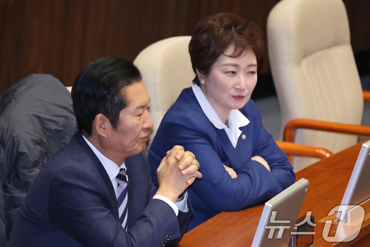 본문 이미지 - 정청래 더불어민주당 대표와 이언주 최고위원이 지난 2일 서울 여의도 국회에서 열린 제432회국회(임시회) 개회식에서 대화하고 있는 모습. 2026.2.2/뉴스1 ⓒ News1 신웅수 기자