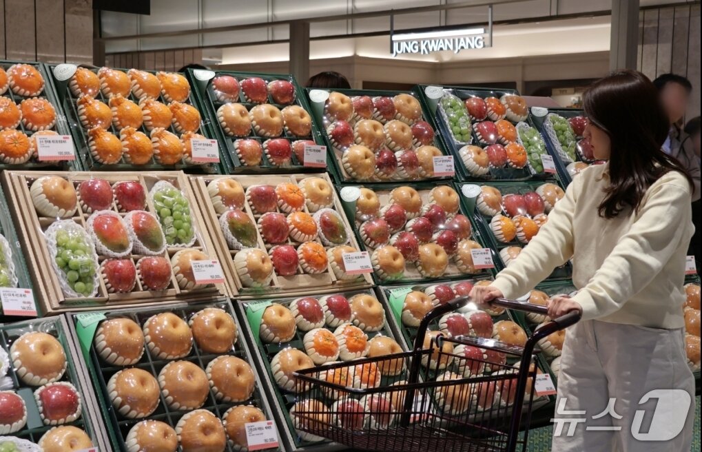 본문 이미지 - 대구신세계백화점을 찾은 고객이 과일 선물세트 매장을 앞을 지나고 있다.(대구신세계백화점 제공, 재판매 및 DB 금지)