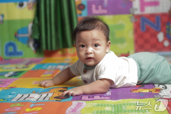 본문 이미지 - 터미타임 중인 아기.(한림대학교 동탄성심병원 제공)