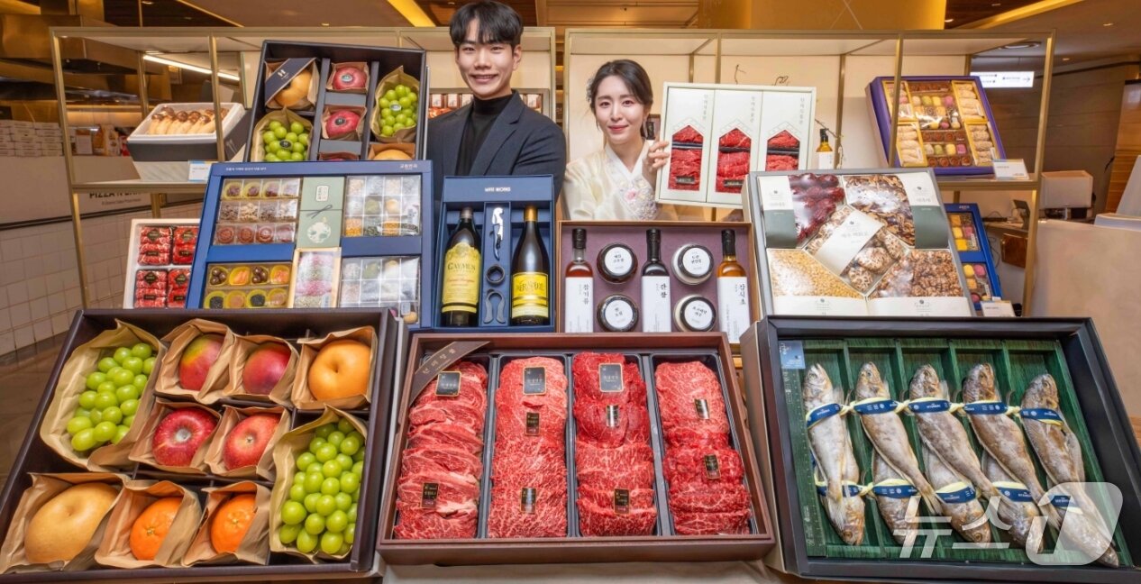 본문 이미지 - 더현대 대구 직원들이 각종 설 선물세트를 소개하고 있다.(더현대 대구 제공, 재판매 및 DB 금지)