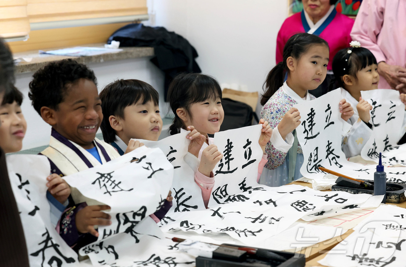 (광주=뉴스1) 박지현 기자 = 절기상 입춘을 이틀 앞둔 2일 광주 북구청 민원실에서 열린 입춘대길 휘호 제작 무료배부 행사에서 노인복지센터 서예 동아리반 회원들이 중흥하나어린이집 …