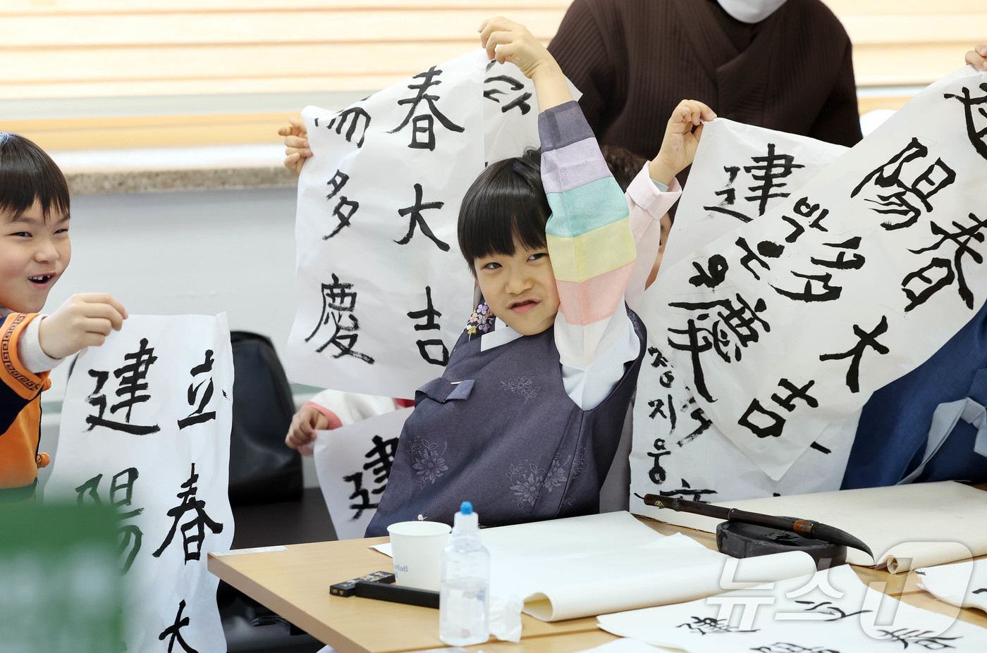 (광주=뉴스1) 박지현 기자 = 절기상 입춘을 이틀 앞둔 2일 광주 북구청 민원실에서 열린 입춘대길 휘호 제작 무료배부 행사에서 노인복지센터 서예 동아리반 회원들이 중흥하나어린이집 …